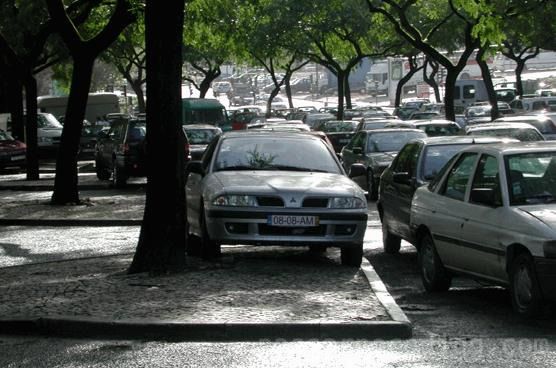 O veículo que está estacionado em cima do passeio pode ser